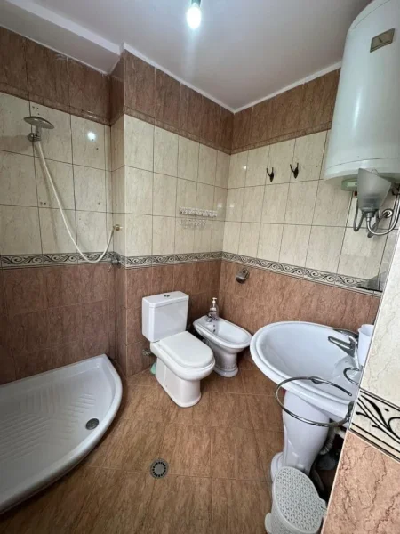 Tirane, jepet me qera apartament 1+1+Ballkon Kati 5, 60 m² 600 € (MYSLYM SHYRI)
