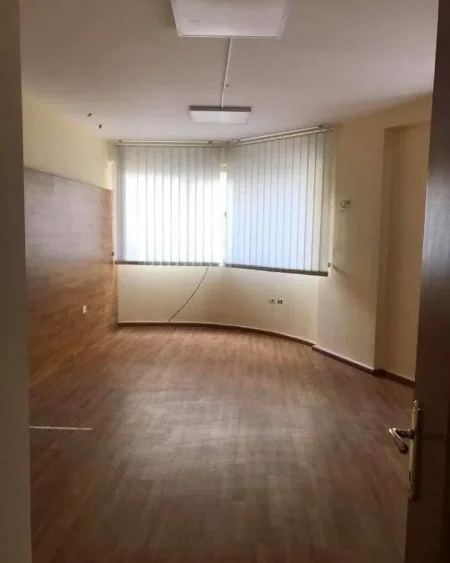 Tirane, jepet me qera zyre Kati 2, 85 m² 600 € (Selvia ,Rruga Isa Boletini)