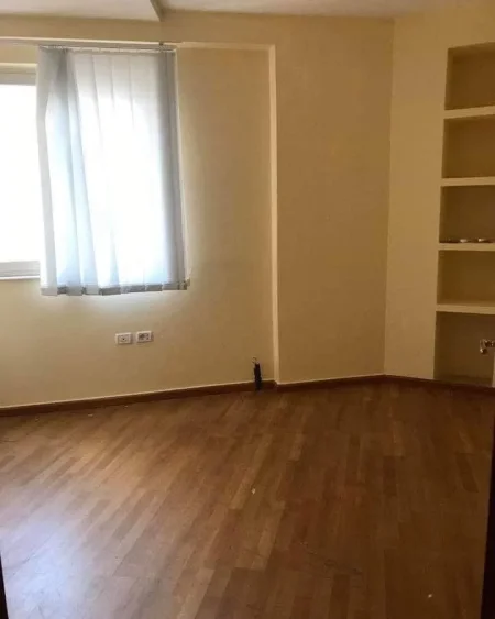 Tirane, jepet me qera zyre Kati 2, 85 m² 600 € (Selvia ,Rruga Isa Boletini)