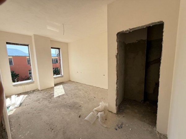 Tirane, shes apartament 2+1+Ballkon Kati 2, 93 m² 150.000 € (rruga 5 maji)