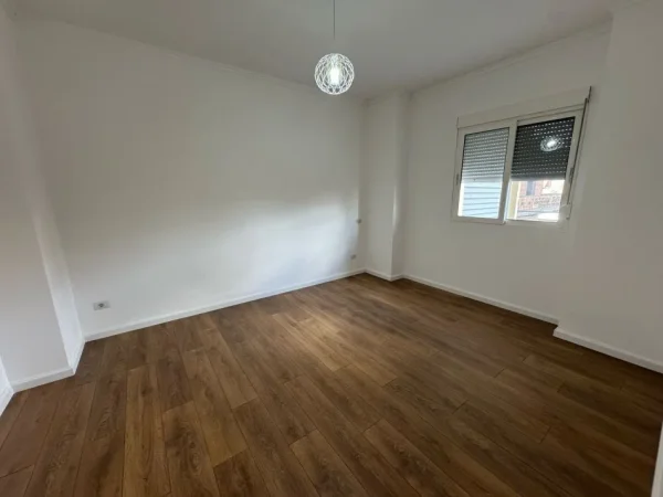 Durres Plazh, shitet apartament 2+1+Aneks+Ballkon Kati 1, 65 m² 77.000 € (Pavaresia)