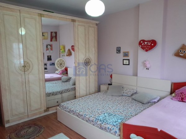 Tirane, jepet me qera apartament 2+1+Aneks+Ballkon Kati 3, 120 m² 600 € (Komuna e Parisit, ne krahe te qendres Kristal)