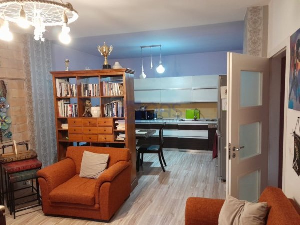 Tirane, jepet me qera apartament 2+1+Aneks+Ballkon Kati 3, 120 m² 600 € (Komuna e Parisit, ne krahe te qendres Kristal)