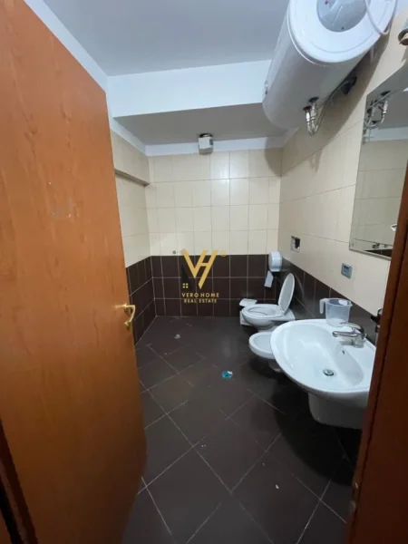 Tirane, jepet me qera zyre Kati 5, 300 m² 2.700 € (SELVIA)