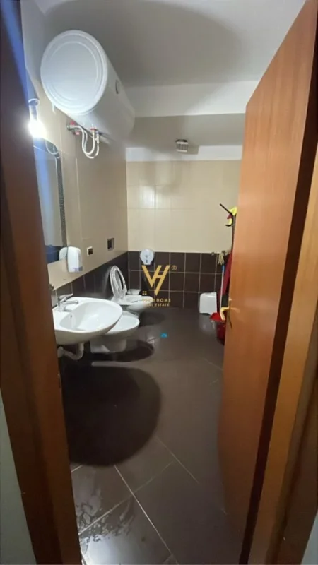 Tirane, jepet me qera zyre Kati 5, 300 m² 2.700 € (SELVIA)