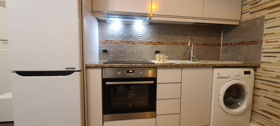 Tirane, jepet me qera apartament 1+1 Kati 3, 620 € (Rruga tish dahia)