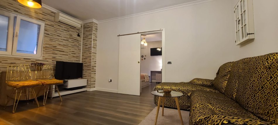 Tirane, jepet me qera apartament 1+1 Kati 3, 620 € (Rruga tish dahia)