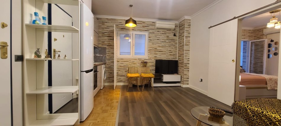 Tirane, jepet me qera apartament 1+1 Kati 3, 620 € (Rruga tish dahia)