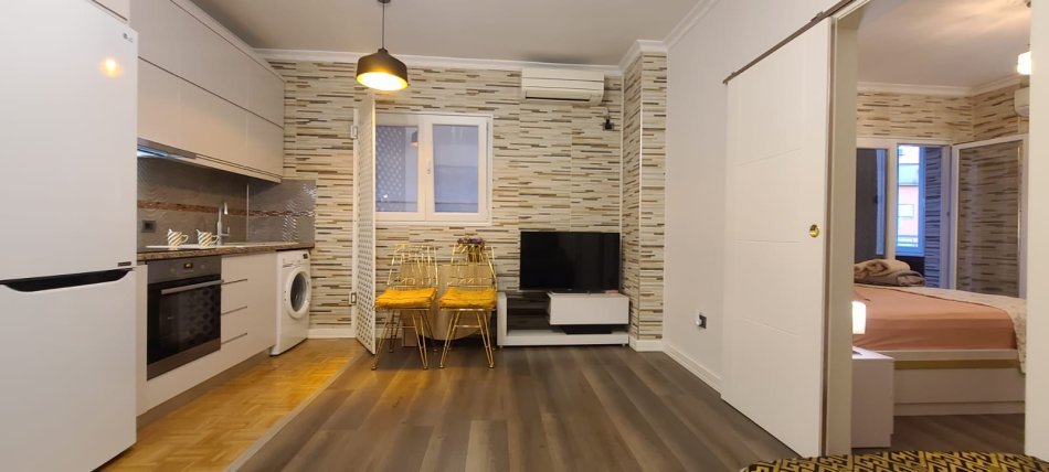 Tirane, jepet me qera apartament 1+1 Kati 3, 620 € (Rruga tish dahia)