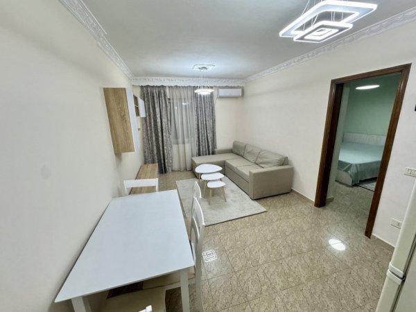 Tirane, jepet me qera apartament 1+1+Aneks Kati 1, 56 m² 500 € (Rruga e Kavajes)