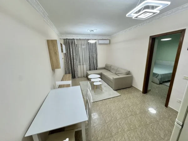 Tirane, jepet me qera apartament 1+1+Aneks Kati 1, 56 m² 500 € (Rruga e Kavajes)