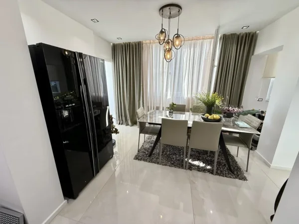 Tirane, jepet me qera apartament 2+1+Aneks+Ballkon Kati 3, 100 m² 1.000 € (Rruga Cameria)