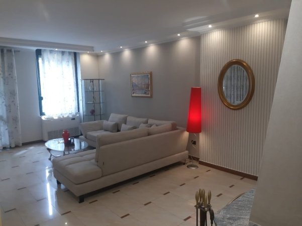 Tirane, jepet me qera apartament 2+1 Kati 2, 120 m² 1.000 € (ISH EKSPOZITA)