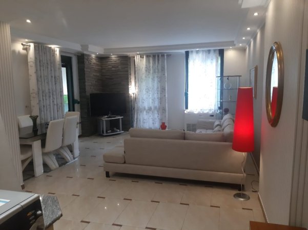 Tirane, jepet me qera apartament 2+1 Kati 2, 120 m² 1.000 € (ISH EKSPOZITA)