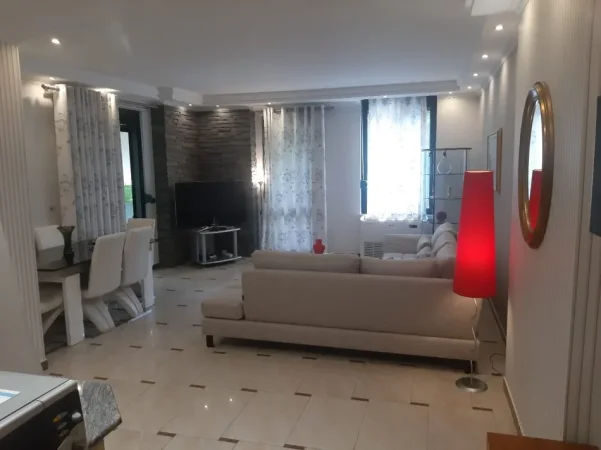 Tirane, jepet me qera apartament 2+1 Kati 2, 120 m² 1.000 € (ISH EKSPOZITA)