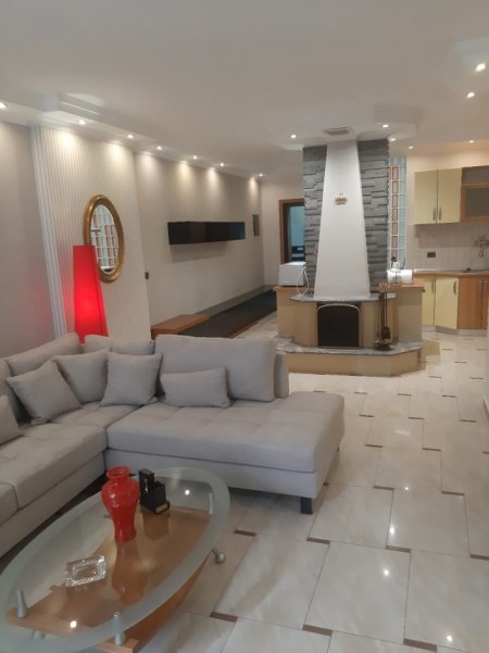 Tirane, jepet me qera apartament 2+1 Kati 2, 120 m² 1.000 € (ISH EKSPOZITA)