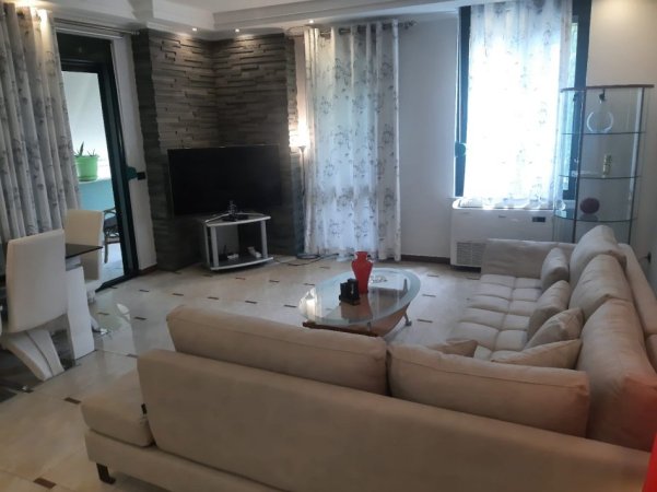 Tirane, jepet me qera apartament 2+1 Kati 2, 120 m² 1.000 € (ISH EKSPOZITA)