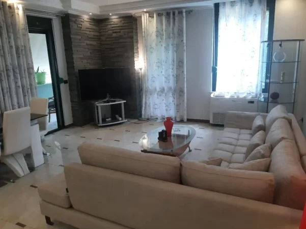 Tirane, jepet me qera apartament 2+1 Kati 2, 120 m² 1.000 € (ISH EKSPOZITA)