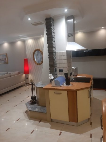 Tirane, jepet me qera apartament 2+1 Kati 2, 120 m² 1.000 € (ISH EKSPOZITA)