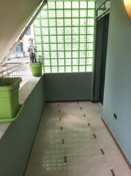 Tirane, jepet me qera apartament 2+1 Kati 2, 120 m² 1.000 € (ISH EKSPOZITA)
