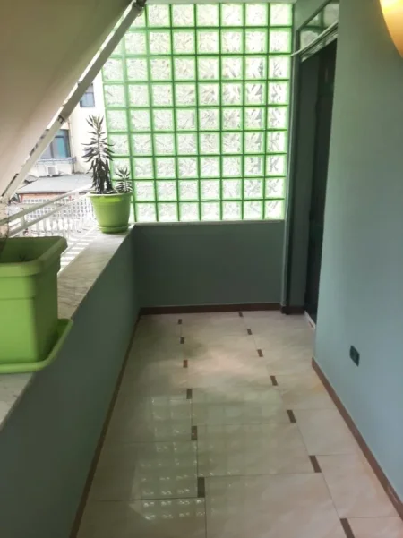 Tirane, jepet me qera apartament 2+1 Kati 2, 120 m² 1.000 € (ISH EKSPOZITA)