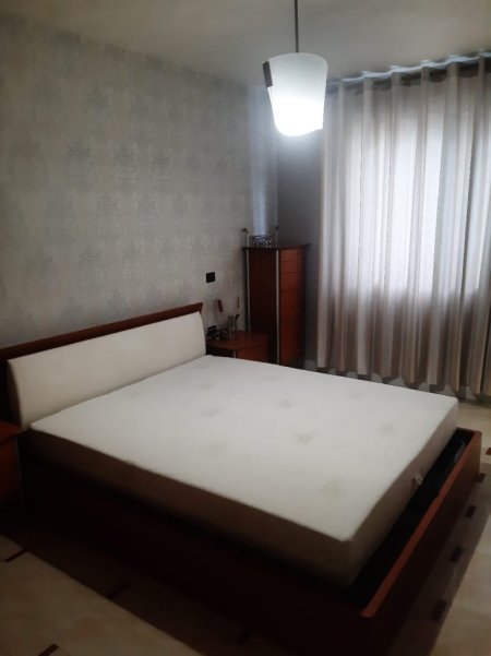 Tirane, jepet me qera apartament 2+1 Kati 2, 120 m² 1.000 € (ISH EKSPOZITA)