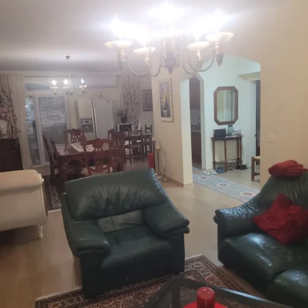 Tirane, shes apartament 2+1+2 tualete+2 Ballkone Kati 2, 195.000 € (ish tregu elektrik)