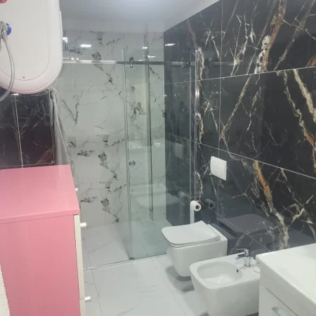 Tirane, shes apartament 2+1+2 tualete+2 Ballkone Kati 2, 195.000 € (ish tregu elektrik)
