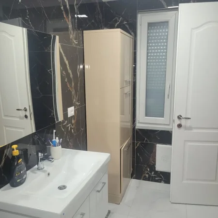 Tirane, shes apartament 2+1+2 tualete+2 Ballkone Kati 2, 195.000 € (ish tregu elektrik)