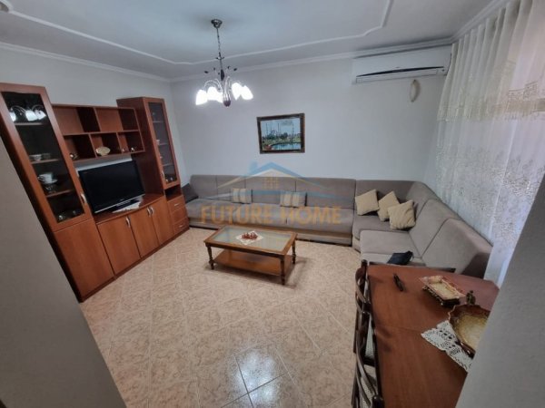 Tirane, jepet me qera apartament 2+1 Kati 3, 74 m² 500 € (Rruga Hoxha Tahsim)