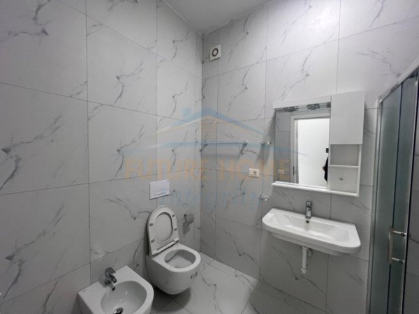 Tirane, jepet me qera apartament 2+1 Kati 5, 93 m² 450 € (Ali Dem)