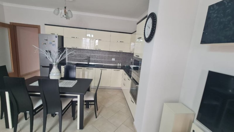 Tirane, jepet me qera apartament 3+1 Kati 7, 120 m² 800 € (Don bosko)