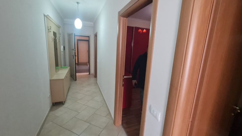 Tirane, jepet me qera apartament 3+1 Kati 7, 120 m² 800 € (Don bosko)