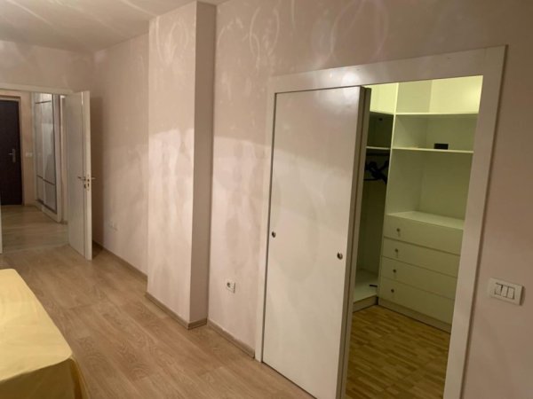 Tirane, jap me qera apartament 2+1+Aneks+Ballkon Kati 2, 140 m² 550 € (Dritan Hoxha pallati Intesa Sanpolo Bank)
