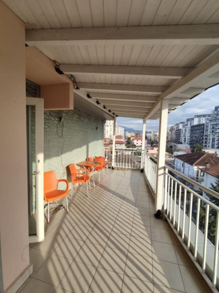 Tirane, jap me qera apartament 2+1+Aneks+Ballkon Kati 2, 140 m² 550 € (Dritan Hoxha pallati Intesa Sanpolo Bank)