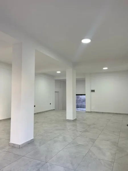 Korce, jepet me qera ose shitet dyqan , (Te pazari)