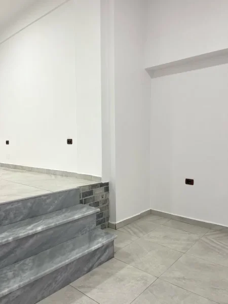 Korce, jepet me qera ose shitet dyqan , (Te pazari)