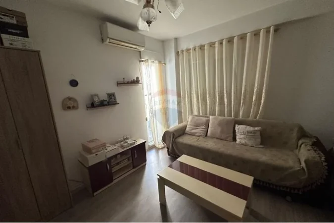 Tirane, jepet me qera 1+1 Kati 5, 65 m² 450 € 