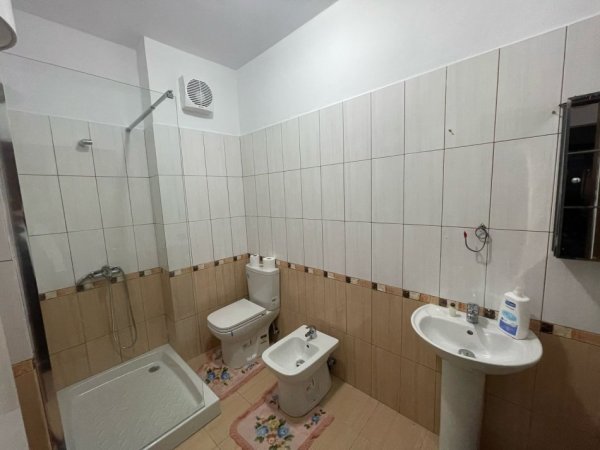 Tirane, jepet me qera apartament 3+1+Ballkon Kati 5, 120 m² 750 € (Rr. Zoja Curre)