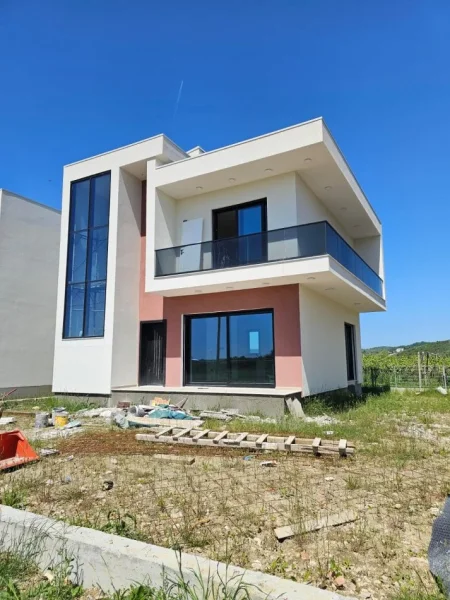 OKAZION‼️SHITET : Vile individuale në Gjirin e Lalzit🏖️ + pishinë vetëm 5 minuta larg detit || 350,000€