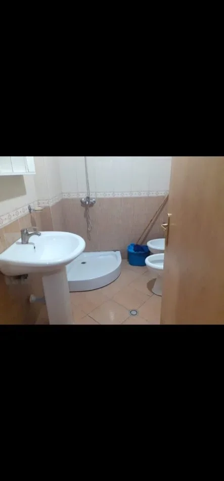 Tirane, jepet me qera apartament 1+1+Ballkon Kati 5, 70 m² 400 € (Astir te Ozoni)