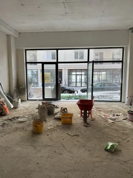 Tirane, shitet dyqan Kati 0, 133 m² 357.210 € (Kamez, tek Bajraktari Food)