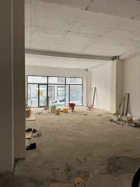 Tirane, shitet dyqan Kati 0, 133 m² 357.210 € (Kamez, tek Bajraktari Food)