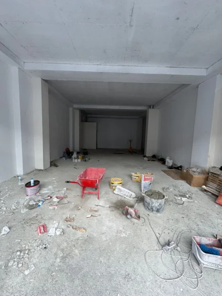 Tirane, shitet dyqan Kati 0, 133 m² 357.210 € (Kamez, tek Bajraktari Food)