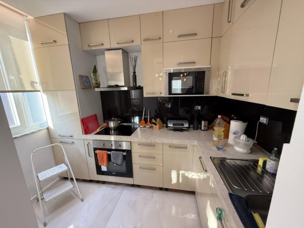 Tirane, jepet me qera apartament 2+1 Kati 3, 89 m² 1.000 € (sheshi skenderbej, qender)