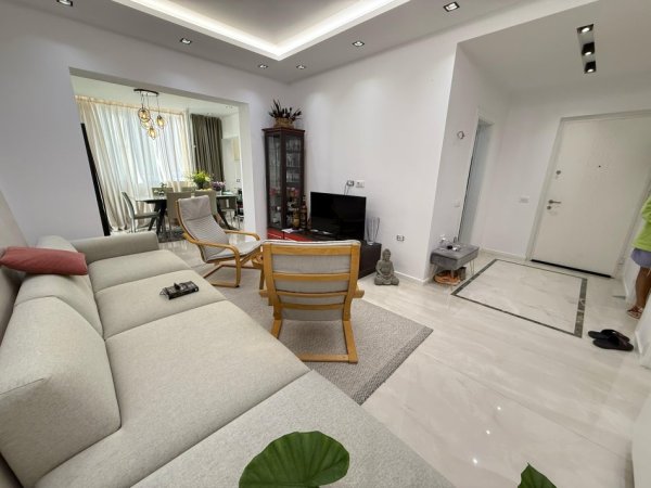 Tirane, jepet me qera apartament 2+1 Kati 3, 89 m² 1.000 € (sheshi skenderbej, qender)