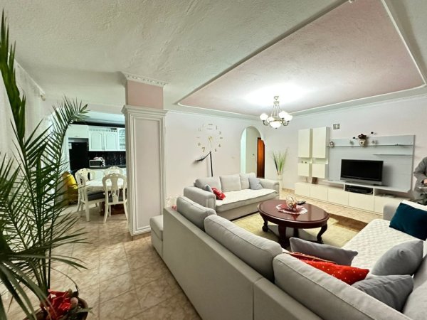 Tirane, jepet me qera apartament 2+1 Kati 9, 125 m² 550 € (rruga e kavajes)