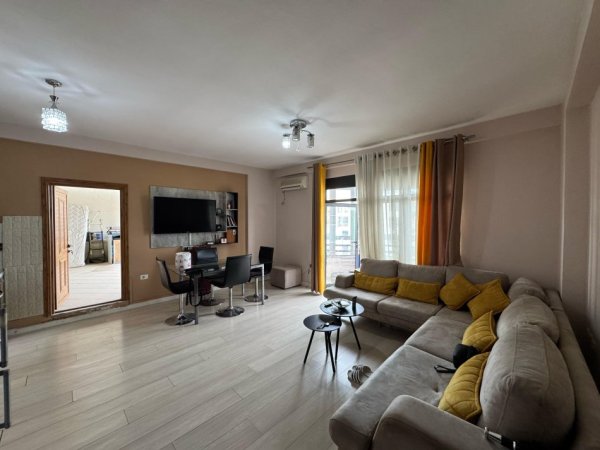 Tirane, jepet me qera apartament 1+1+Ballkon Kati 7, 70 m² 420 € (Unaza e Re)