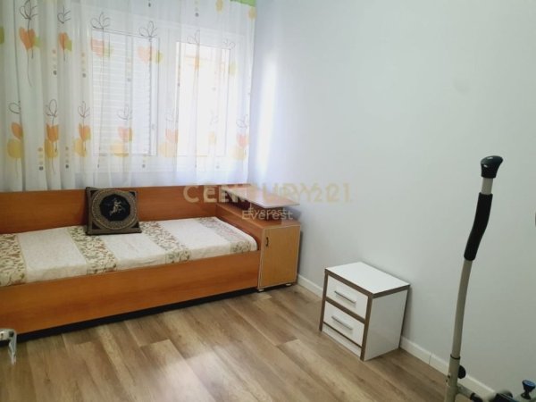 Tirane, jepet me qera apartament 2+1 Kati 2, 80 m² 550 € (KODRA E DIELLIT)