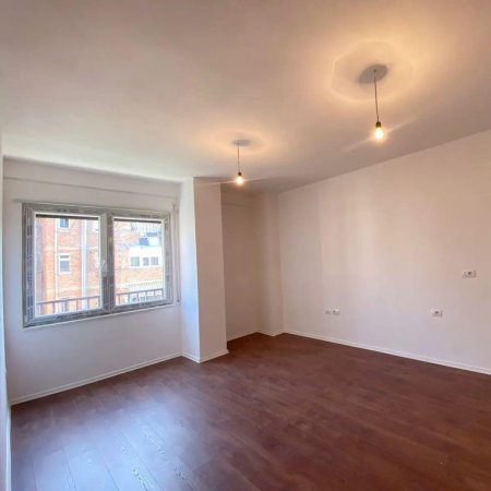Tirane, jepet me qera apartament 1+1 Kati 2, 60 m² 450 € (Rruga Tefta Tashko Koco)